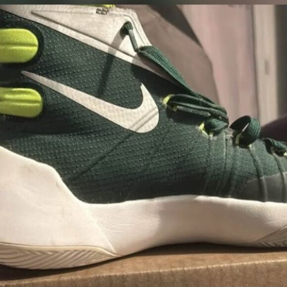 Women’s Nike Basketball sneakers - Picture 1 of 1